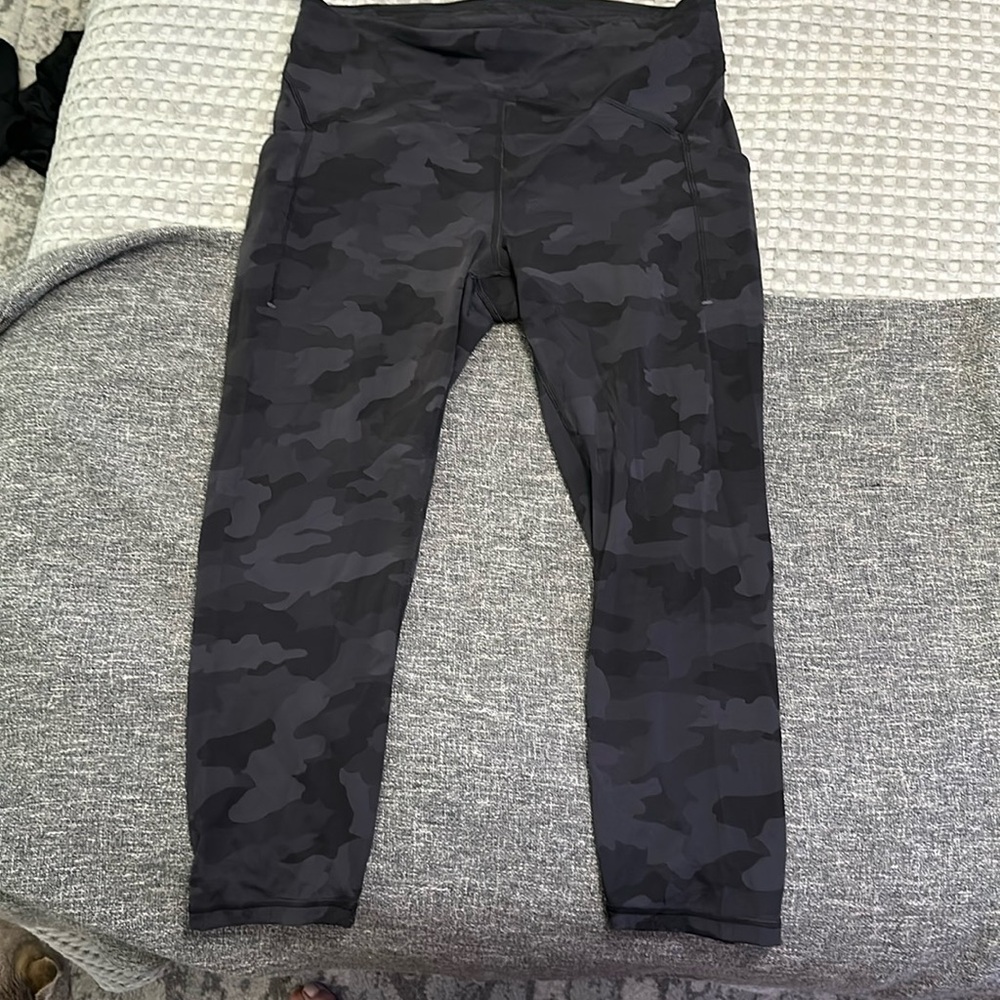 Lululemon black camo leggings size 12